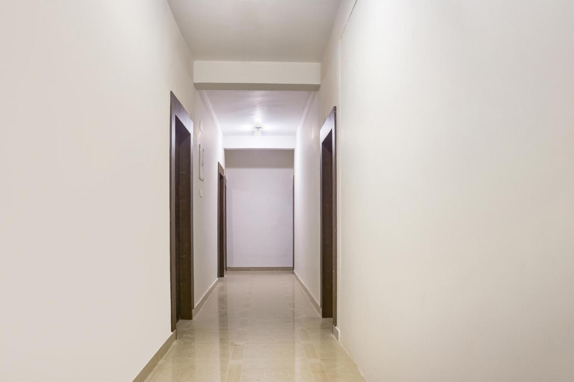 Hotel O Tushar Continental Új-Delhi Kültér fotó